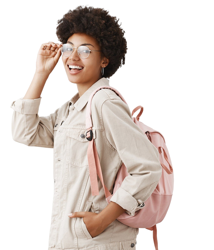 Jovem sorridente com mochila rosa nas costas, simbolizando entusiasmo e aprendizado.