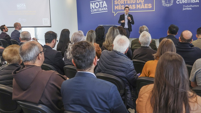 pessoas reunidas no evento nota curitibana
